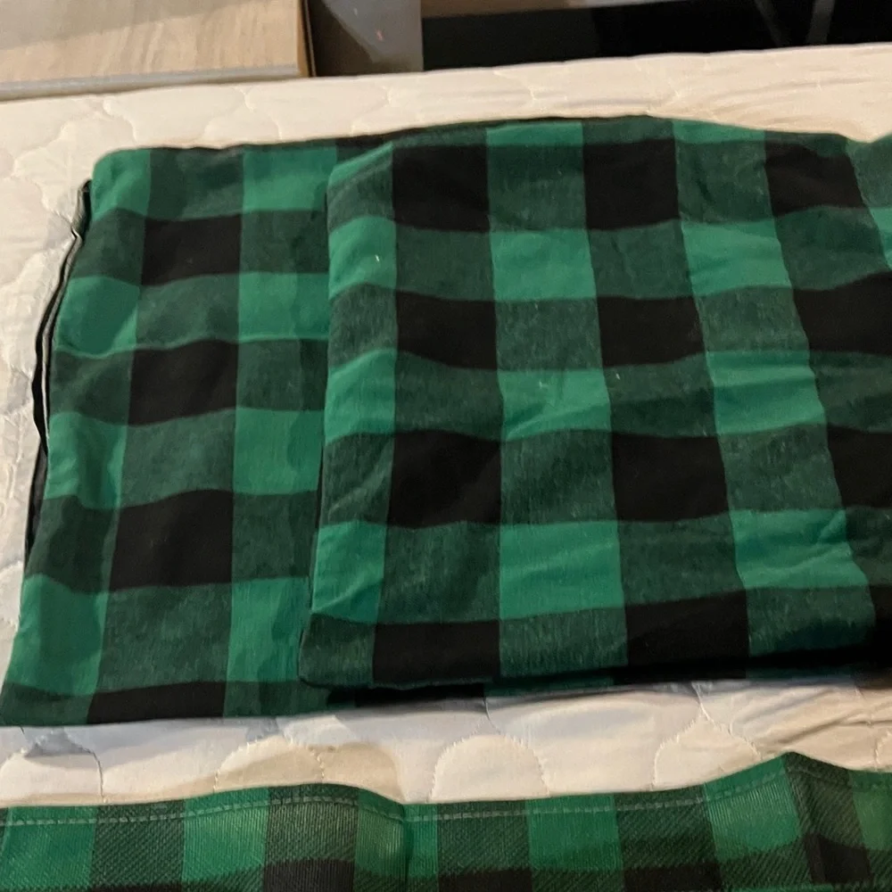 Elegant Green and Black Plaid 2 pillow covers (18”) 2 table runners (13x72)